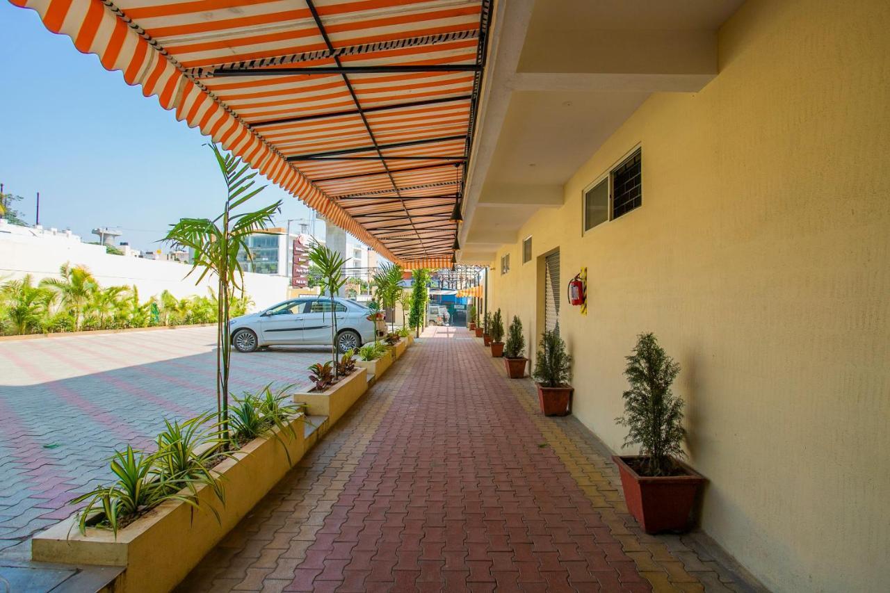 Oyo 22837 Chairmen'S Hotel Bangalore Ngoại thất bức ảnh